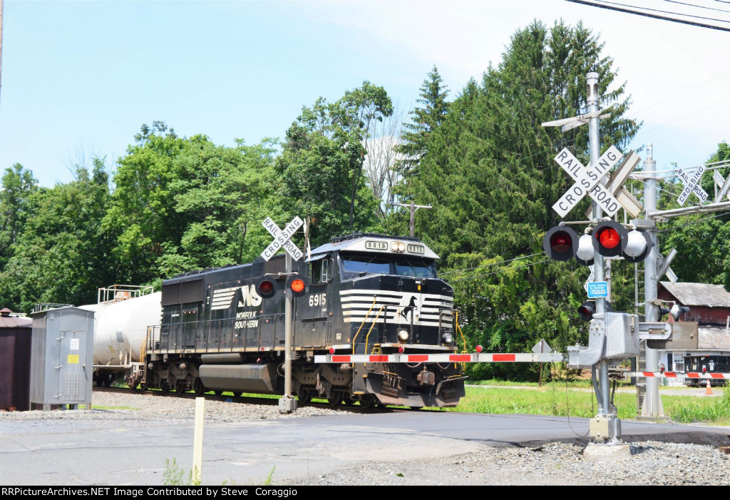 "NS 6915 Close Up at the Crossing""